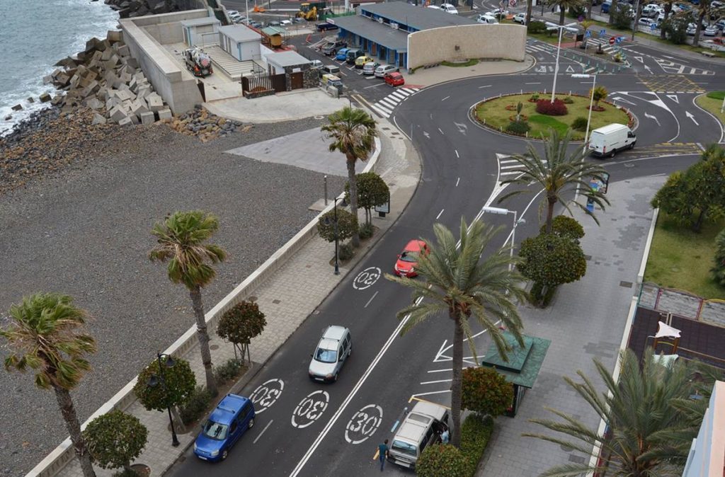 Las obras en la Avenida Marítima no pueden sufrir retraso, dado que condicionan la actividad comercial y la economía local. DA