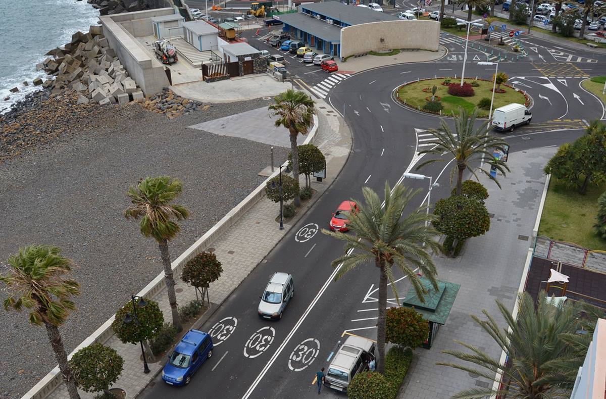 Las obras en la Avenida Marítima no pueden sufrir retraso, dado que condicionan la actividad comercial y la economía local. DA