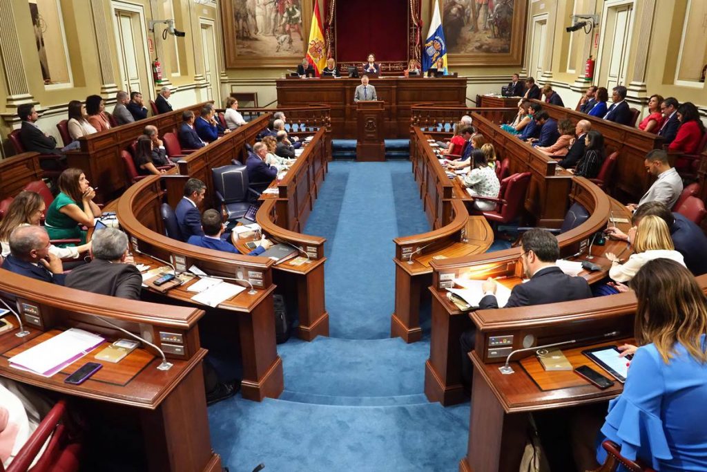 Ángel Víctor Torres pronuncia su discurso de investidura en el Parlamento de Canarias. Sergio Méndez
