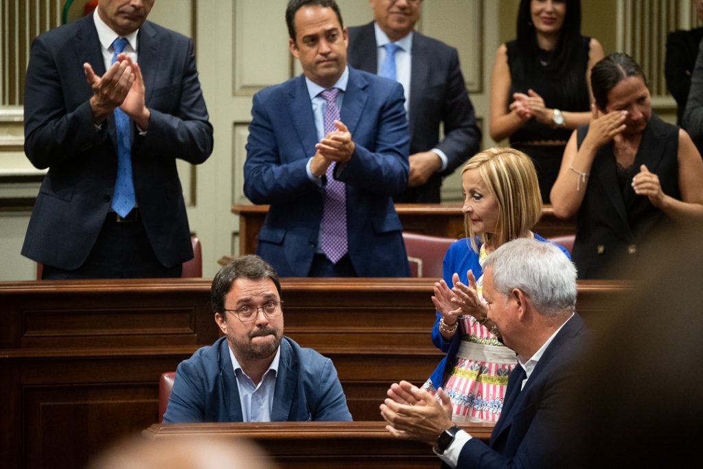 El expresidente del PP Asier Antona, visiblemente emocionado, recibe el aplauso de toda la Cámara el día en el que fue designado por su partido como senador autonómico. Fran Pallero
