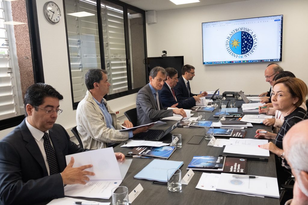 Una imagen de la reunión del Consejo Rector del Instituto de Astrofísica de Canarias, que mostró su disposición a recibir el TMT si no puede construirse en Hawái. Fran Pallero