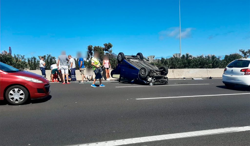VUELCO COCHE AUTOPISTA TF5