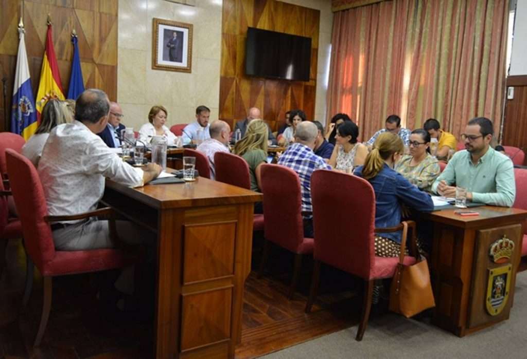Imagen de la tensa sesión plenaria celebrada ayer en el Cabildo, presida por su titular, Mariano Hernández Zapata. DA