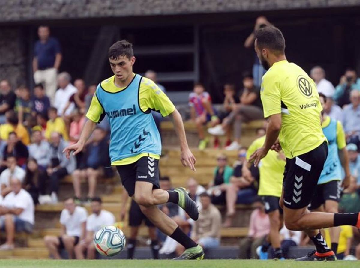 El tinerfeño es el primer jugador con ficha profesional en la historia de la UD Las Palmas con 16 años. DA