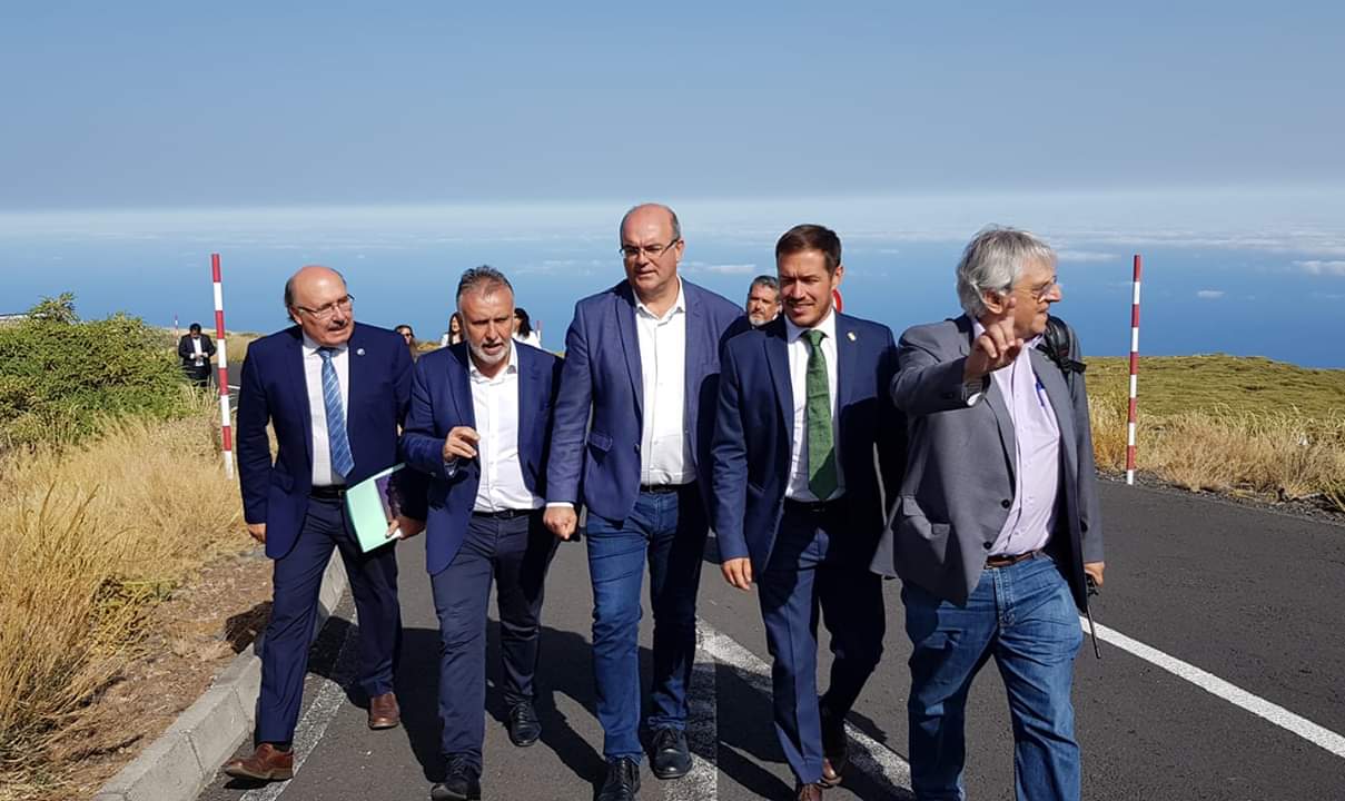 Rafael Rebolo, Ángel Víctor Torres, Anselmo Pestana, Mariano Hernández Zapata y Juan Carlos Arencibia, ayer en el Roque de los Muchachos tras salir de la reunión. DA