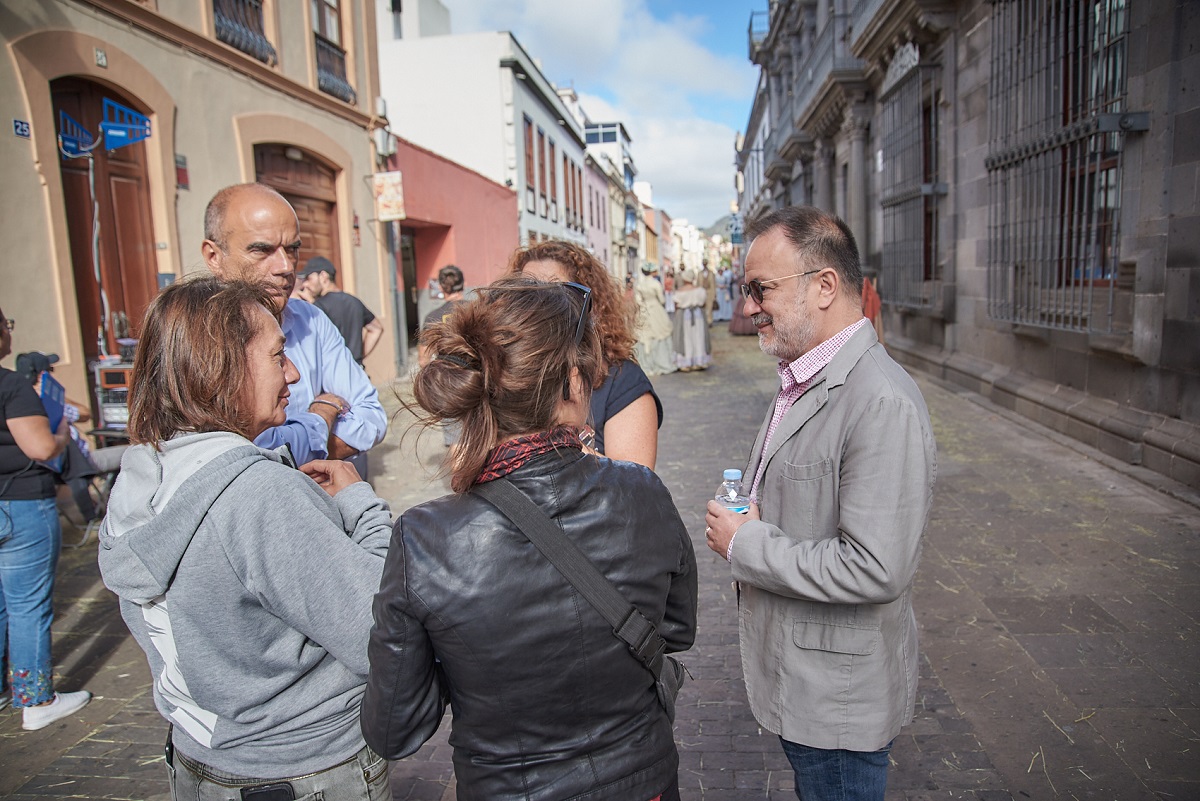 Visita de los responsables públicos Vicente Dorta y José Gregorio Martín al rodaje en La Laguna. DA