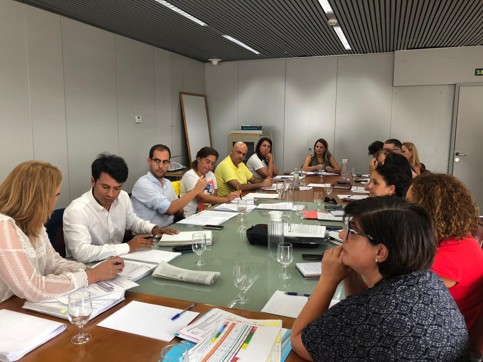 La consejera regional de Derechos Sociales, Juventud, Igualdad y Diversidad, Noemí Santana, con los responsables insulares en políticas sociales. DA