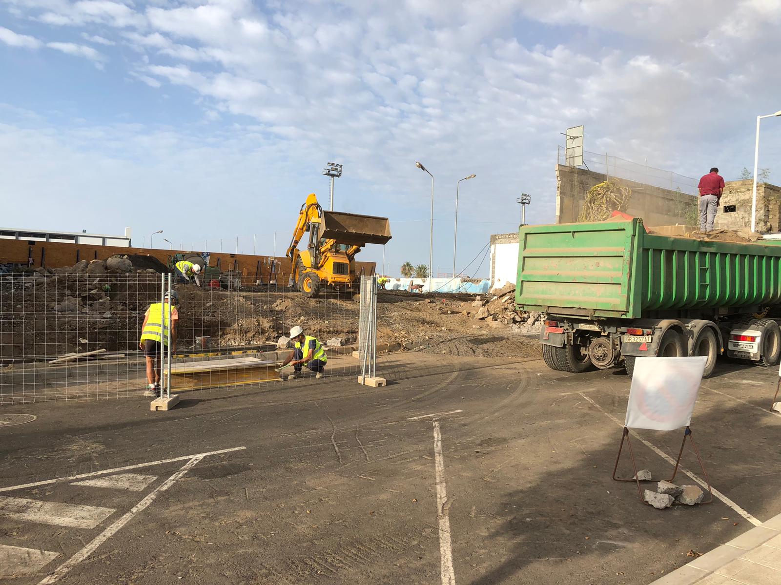 El Ayuntamiento confirmó ayer el comienzo de las obras de construcción del acceso principal a la piscina municipal de Los Llanos de Aridane. DA