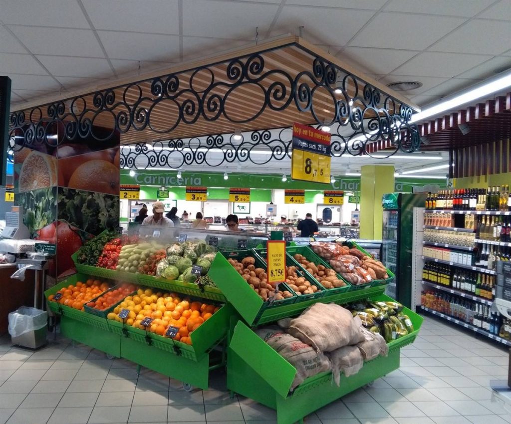 Los usuarios de las tarjetas básicas de alimentos pueden hacer uso de ellas en los supermercados Hiperdino, pertenecientes a la cadena Dinosol. EP