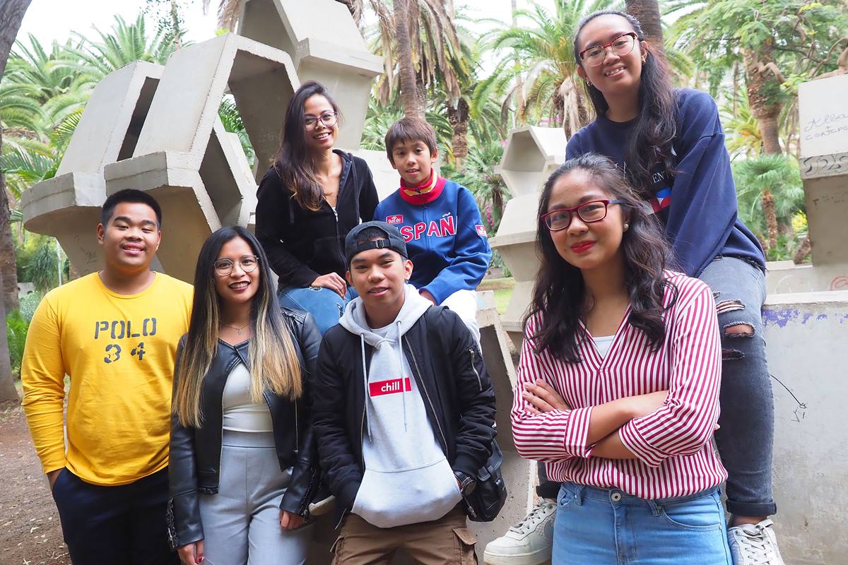 Varios jóvenes descendientes de familias filipinas posan para DIARIO DE AVISOS en el Parque García Sanabria de la capital tinerfeña. Sergio Méndez