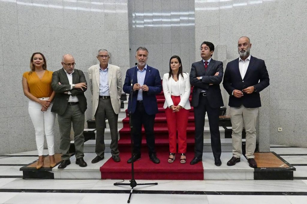 Ángel Víctor Torres y Yaiza Castilla, con los presidentes de los cabildos de Lanzarote, Gran Canaria, Tenerife y Fuerteventura. DA
