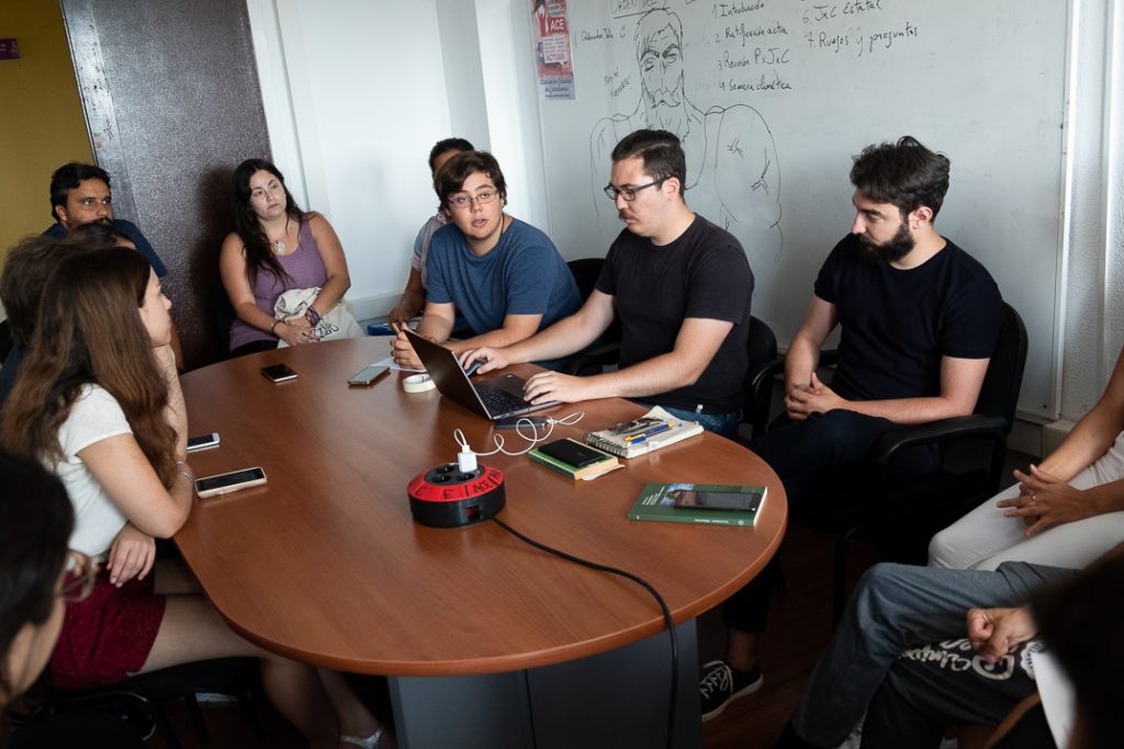 A menos de un mes de la huelga general por el clima, los jóvenes que la organizan están inmersos en tareas burocráticas y de coordinación ante una cita que se prevé de afluencia masiva. Fran Pallero