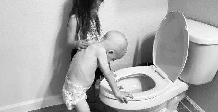La foto de una niña consolando a su hermano con cáncer conmueve al mundo