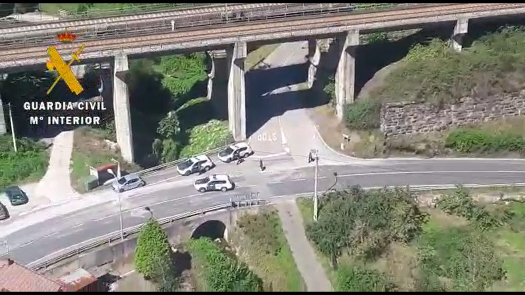 Los dos ocupantes del vehículo se saltaron un control de tráfico. Guardia Civil