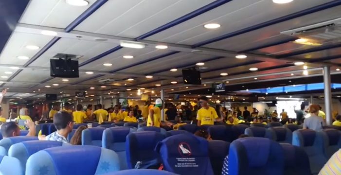 “Chicharrero el que no bote”, así es el ambiente en el barco de los seguidores amarillos