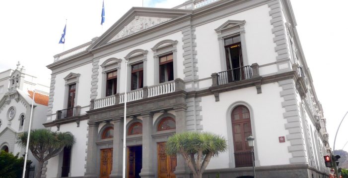 El Ayuntamiento de Santa Cruz de Tenerife se suma a la ‘Noche Violeta’