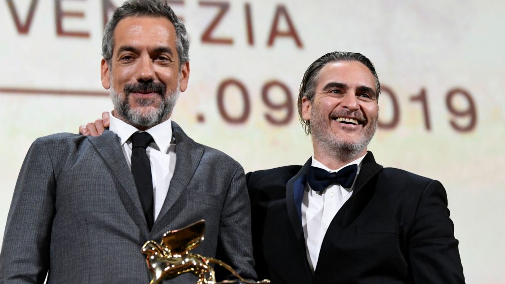 Todd Phillips y Joaquin Phoenix con el León de Oro. Reuters