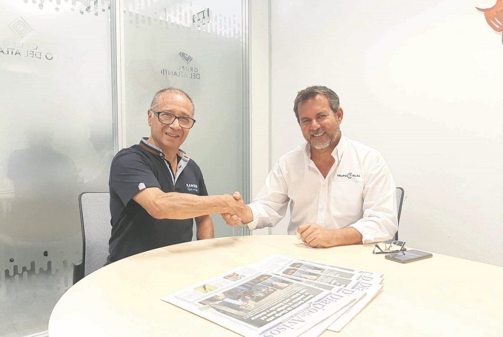 Mario Melonio, representante de aguas Kangen, y Carlos de la Rosa, comercial del Grupo 7 Islas. DA