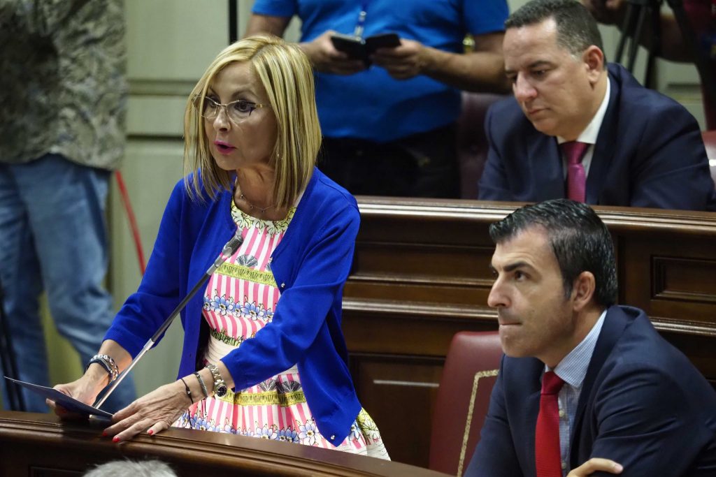Manuel Domínguez, durante una intervención de la portavoz parlamentaria del PP, Australia Navarro. / SERGIO MÉNDEZ