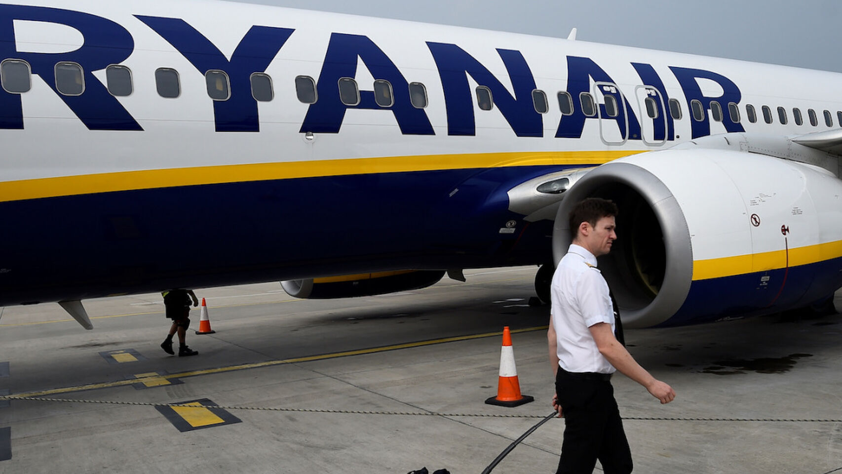 Ryanair. EE