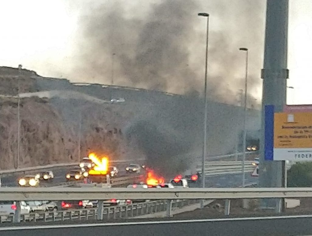 Coche ardiendo en la TF-1