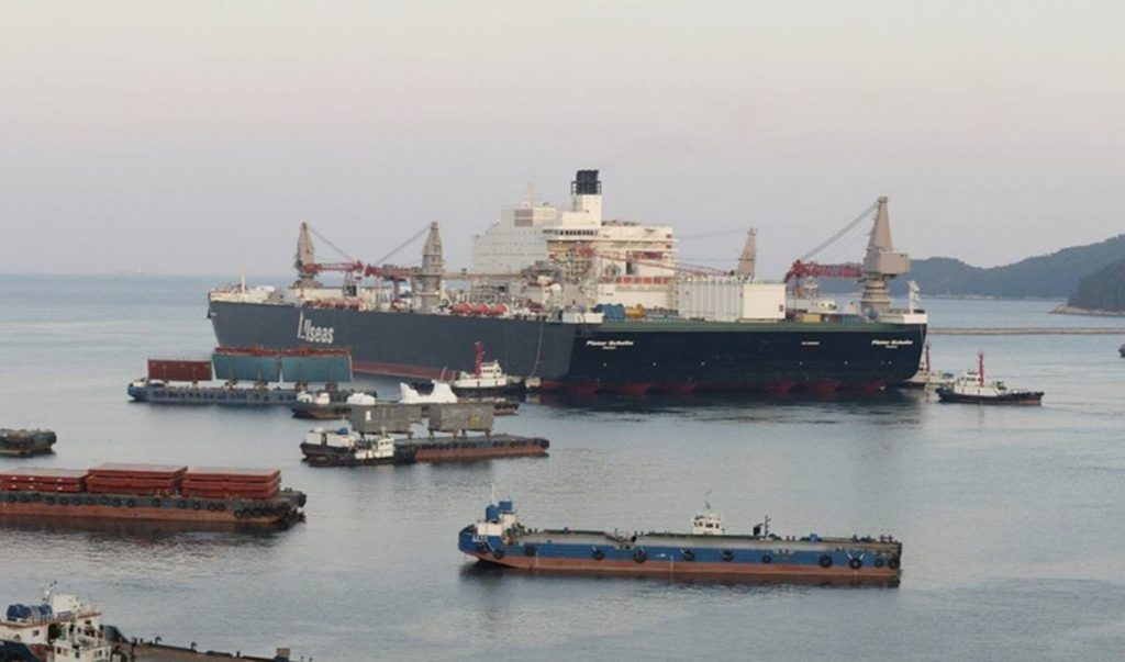 El ‘Pioneering Spirit’, de 477 metros de eslora, puede desplazar 400.000 toneladas. DA