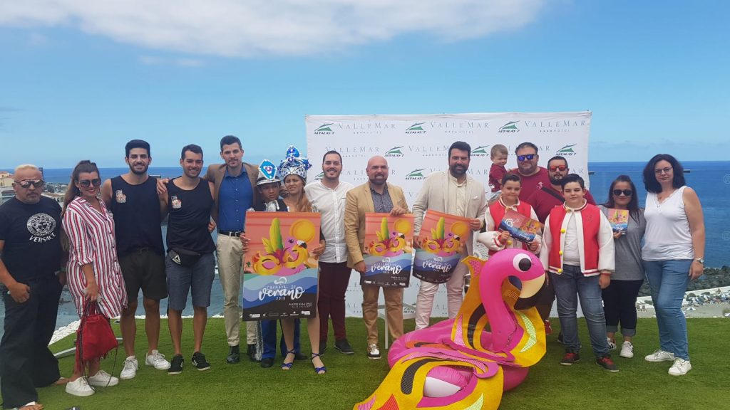 El alcalde, Marco González, y el concejal de Fiestas, Alberto Castilla, presentaron ayer el programa de 2019. DA