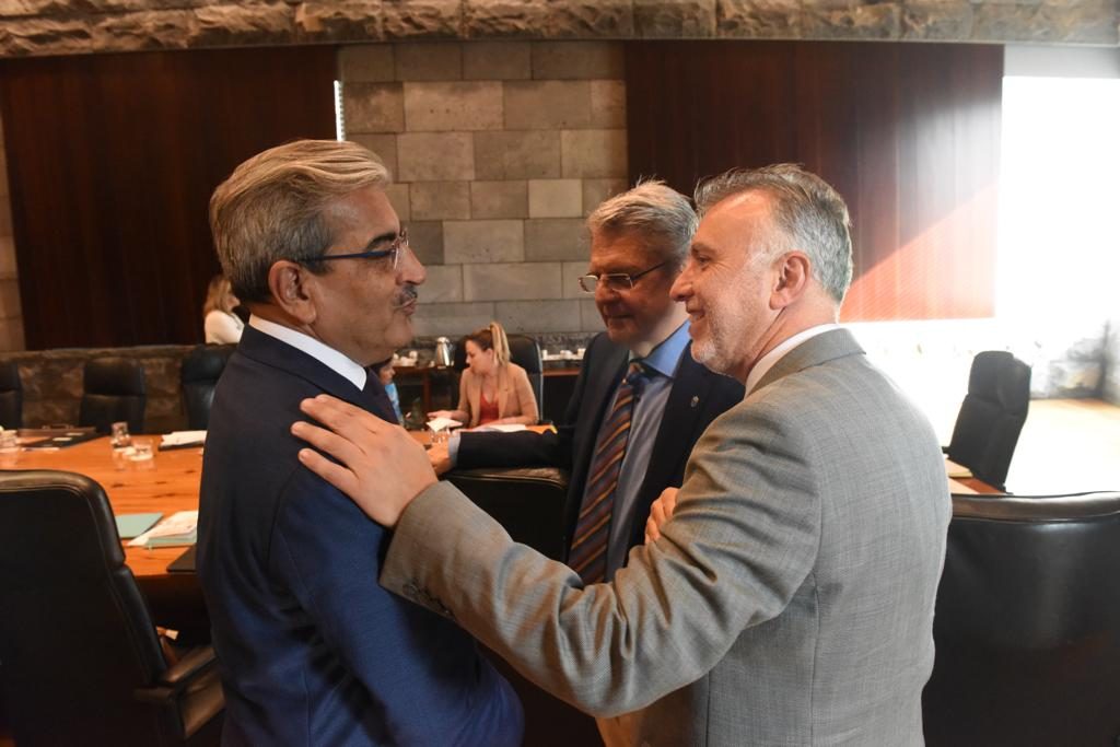 Román Rodríguez y Ángel Víctor Torres conversan en presencia de Julio Pérez. DA