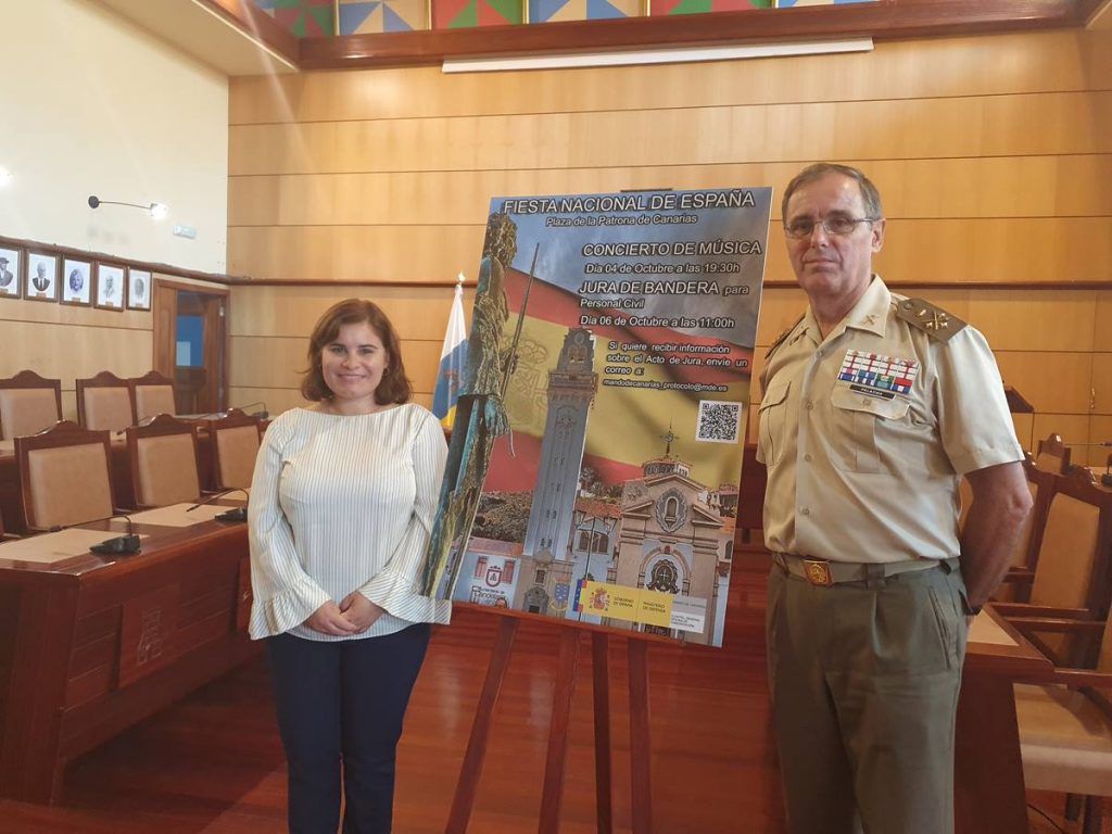 Mari Brito, alcaldesa de Candelaria, y Carlos Palacios, teniente general jefe del Mando de Canarias. DA