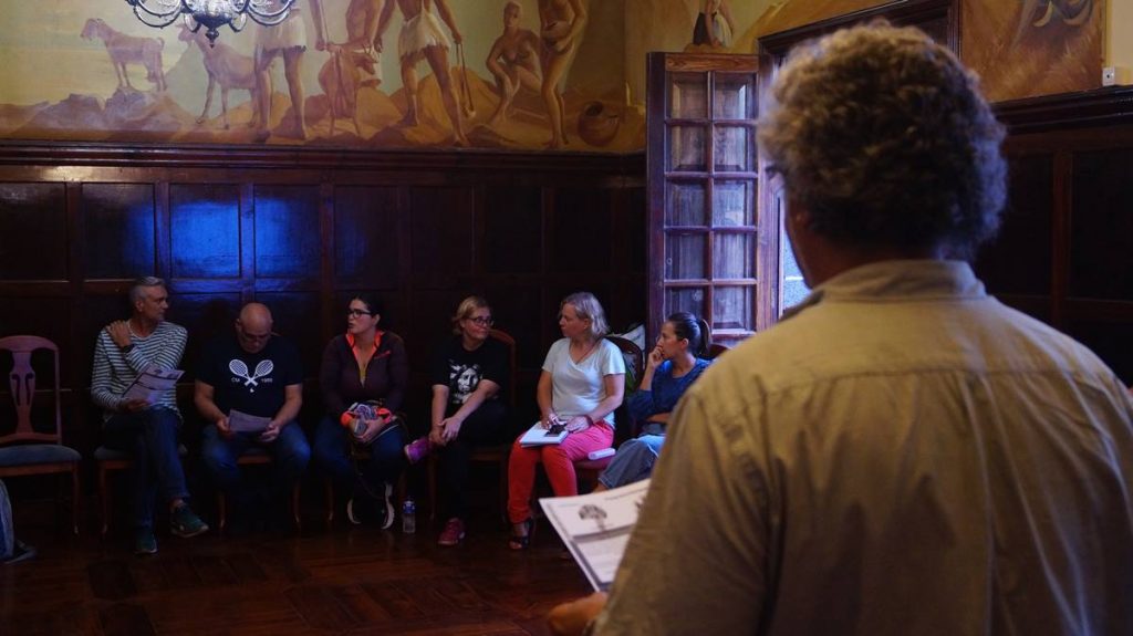 El encuentro vecinal se celebró en el salón de plenos del Ayuntamiento de Los Llanos de Aridane. DT