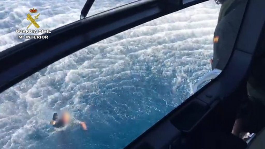 Una patrullera de la Guardia Civil traslada hasta el puerto de Algeciras una narcolancha. G.C.