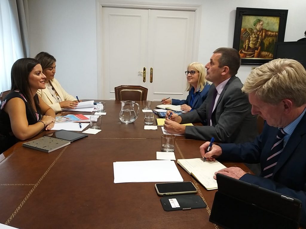 Imagen de la reunión mantenida ayer en Madrid entre la consejera de Turismo, Yaiza Castilla, y los representantes de Jet2.com. DA