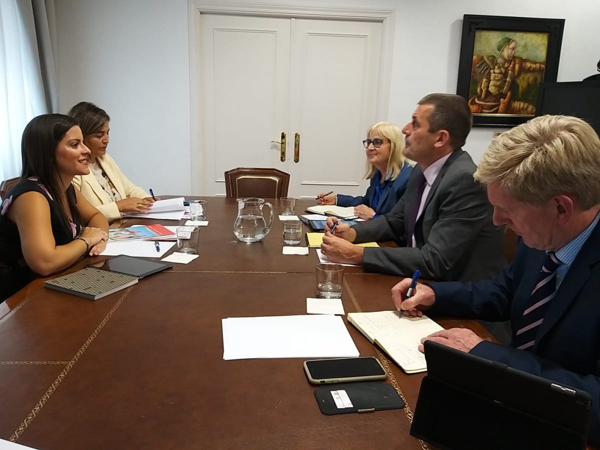 Imagen de la reunión mantenida ayer en Madrid entre la consejera de Turismo, Yaiza Castilla, y los representantes de Jet2.com. DA