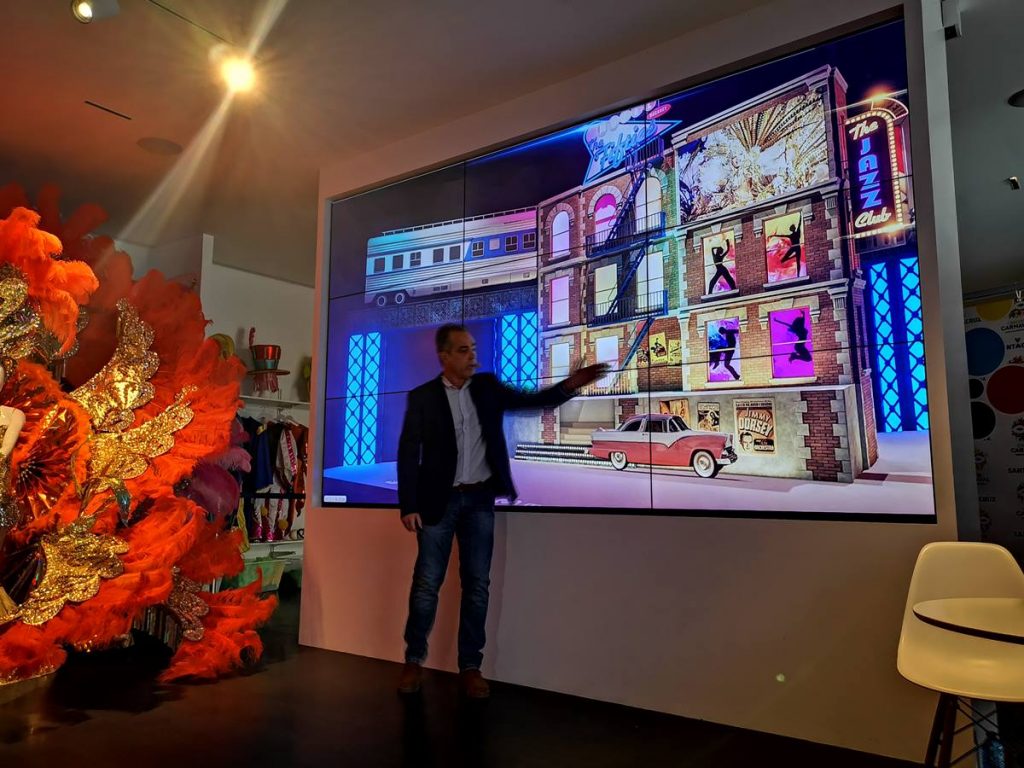 Javier Torres ayer durante la presentación de su diseño. DA