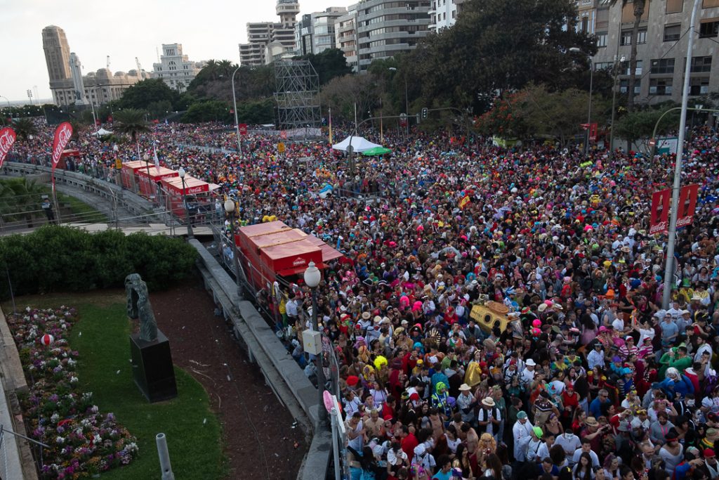 La aglomeración en las calles del Carnaval fue tan grande ese día que hay dudas sobre si la seguridad desplegada fue suficiente. Fran Pallero