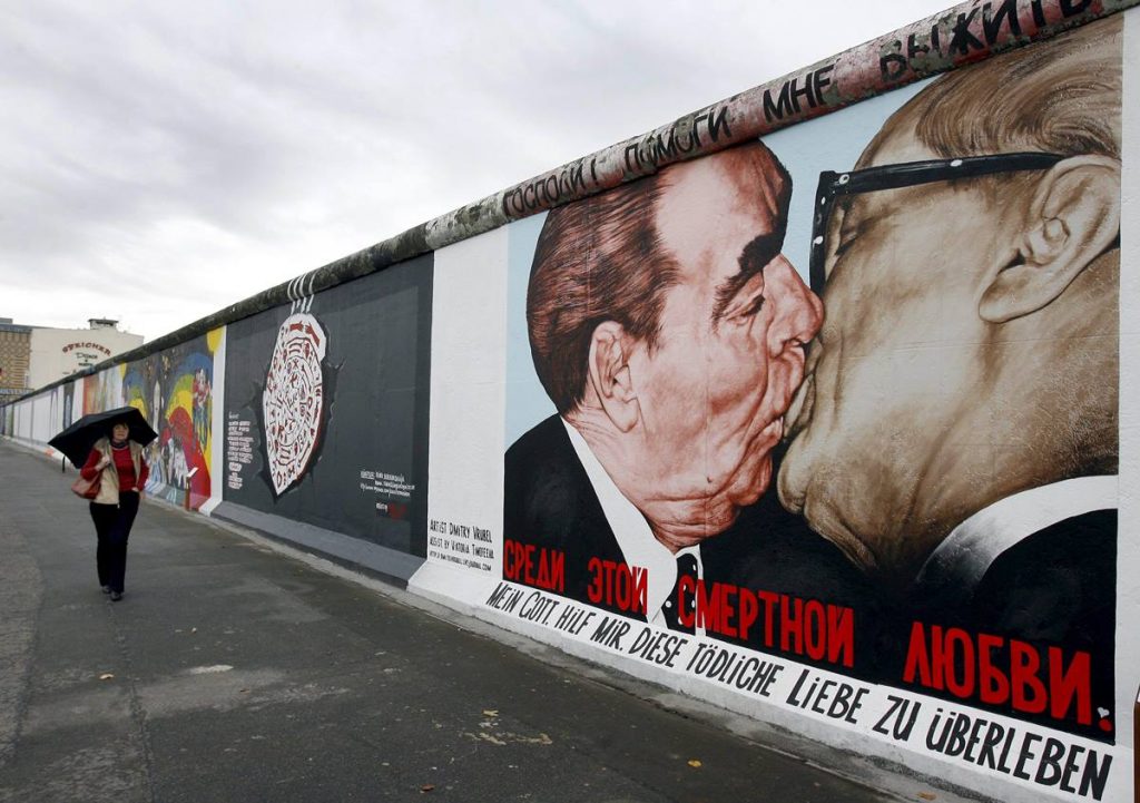 Graffiti con la imagen de uno de los encuentros entre Leonid Brézhnev, presidente de la URSS entre 1966 y 1982, y Erich Honecker, líder de la República Democrática Alemana entre 1976 y 1989. D.A
