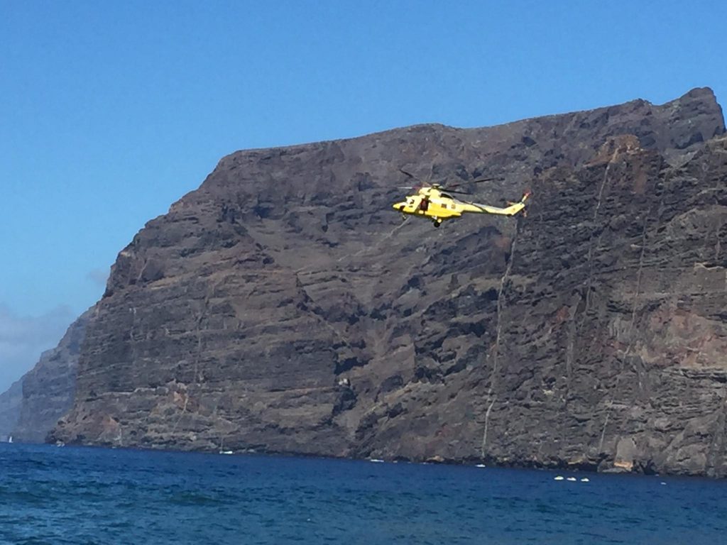Rescatan a tres personas en la costa de Tenerife tras quedar a la deriva