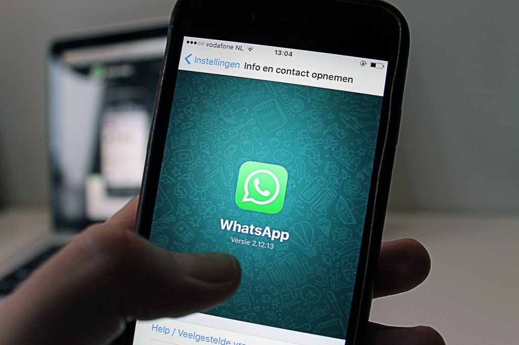 Cómo activar el modo oscuro en WhatsApp. DA