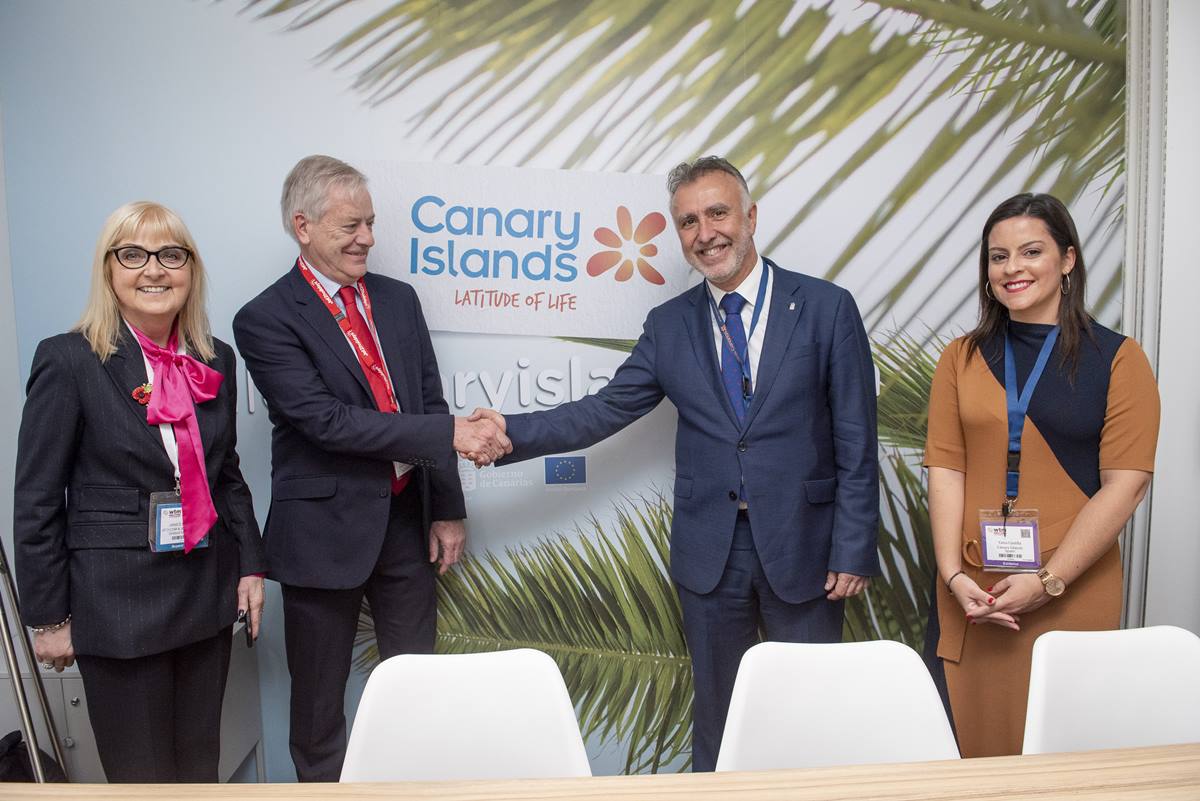 Imagen de los representantes de Jet2 tras la reunión con el presidente del Gobierno y la consejera de Turismo en la feria de Londres. DA