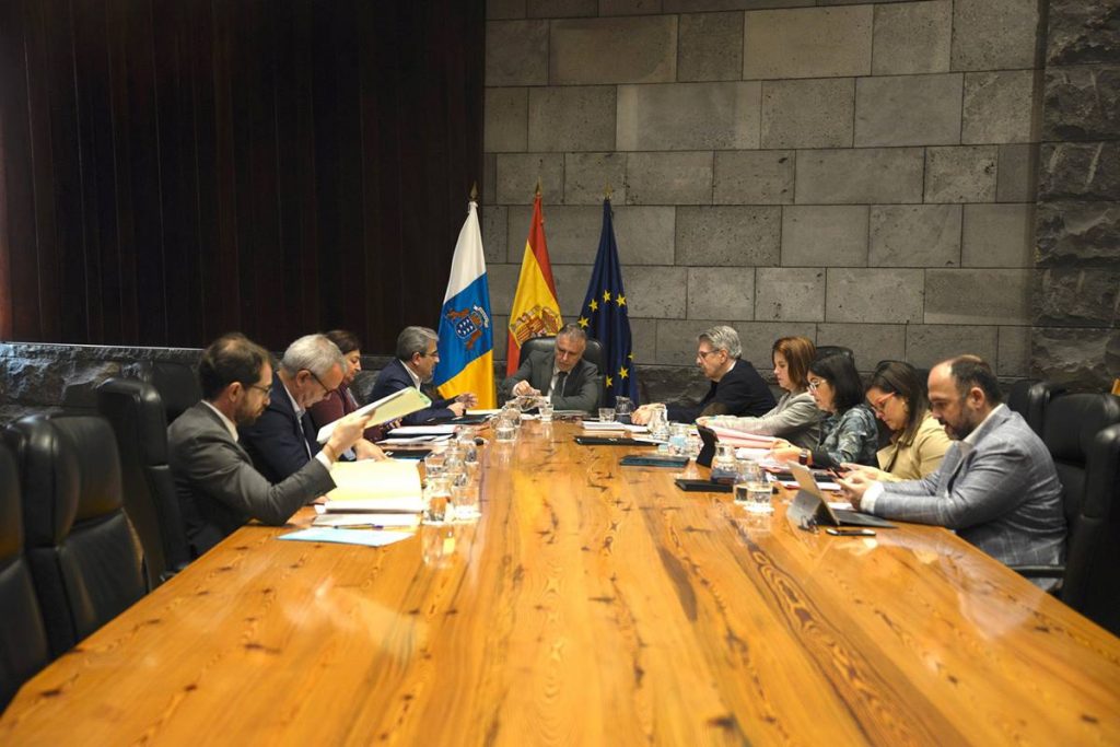 Reunión del Consejo de Gobierno de Canarias, ayer en Santa Cruz de Tenerife. DA