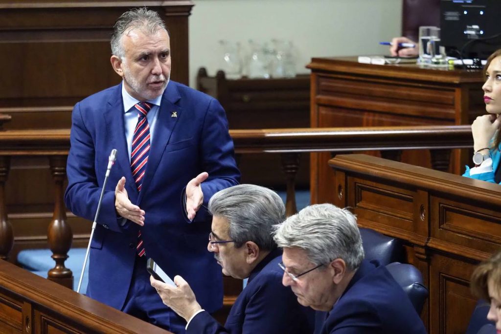 El Presidente del Gobierno, Ängel Víctor Torres, respondiendo en el pleno de ayer. Sergio Méndez
