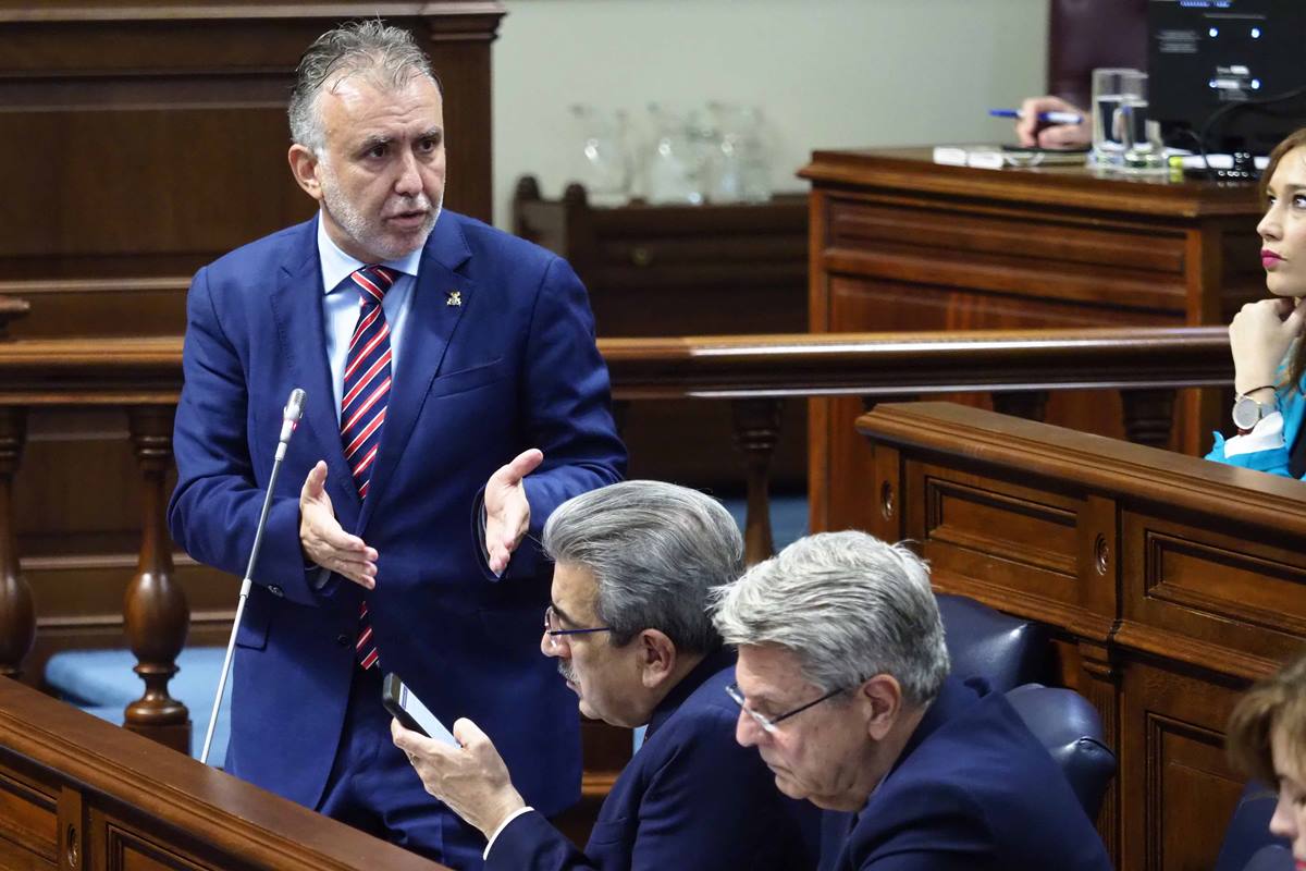El Presidente            del Gobierno, Ängel Víctor Torres, respondiendo en el pleno de ayer. Sergio Méndez