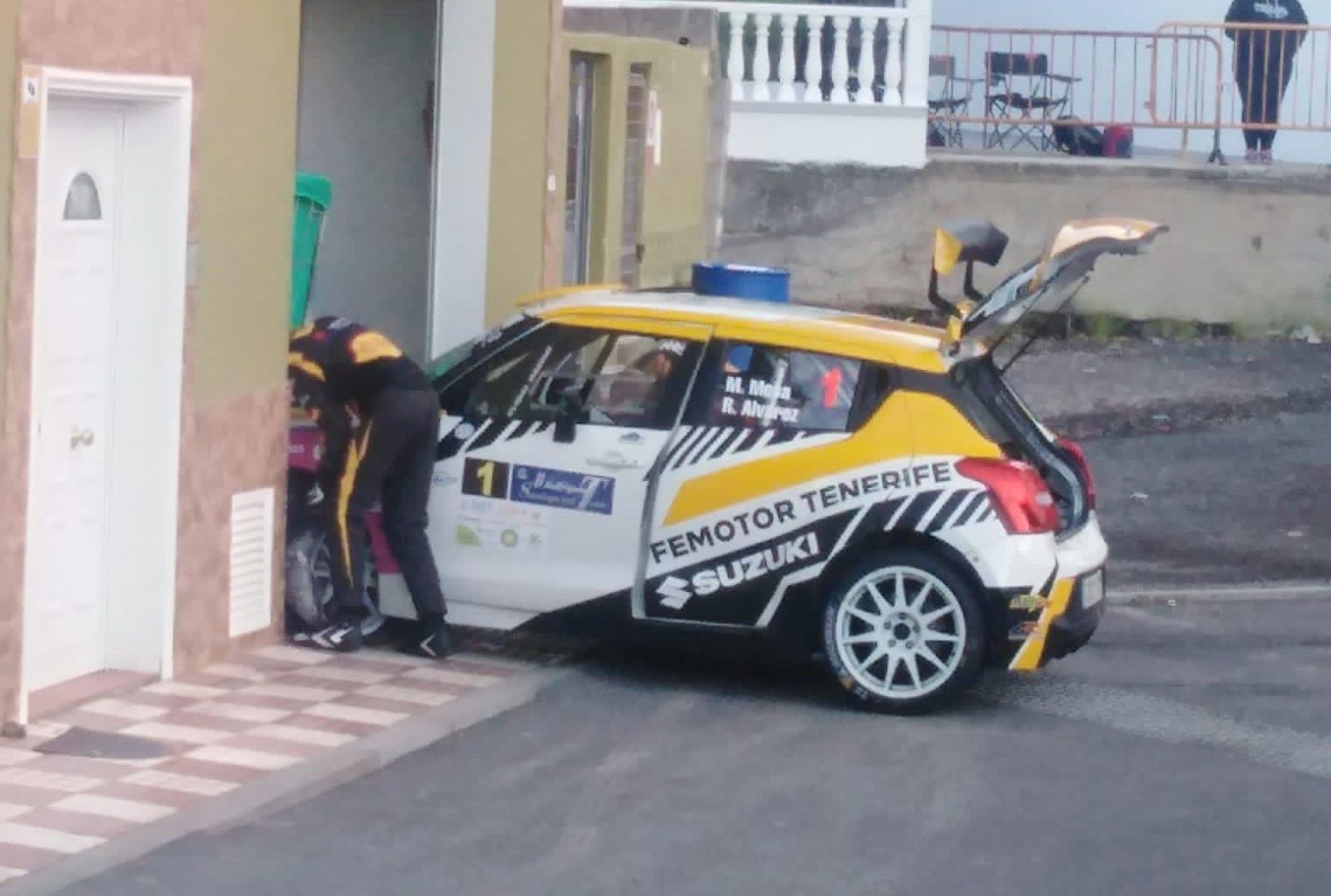 Empotrado en una lavandería en Tamaimo durante un rally