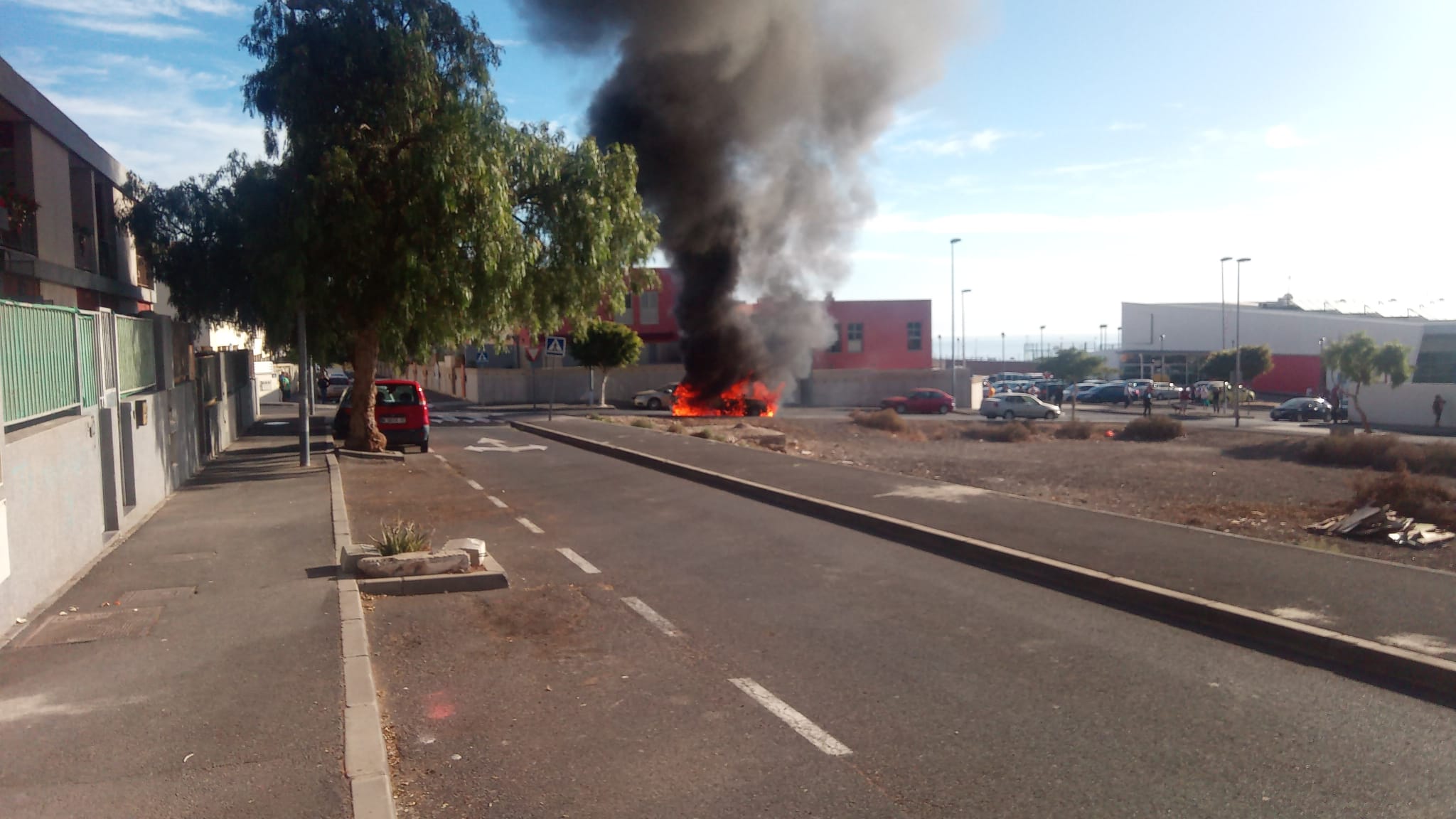 Una gran columna de humo sorprende a los vecinos de San Isidro. Los Dragos