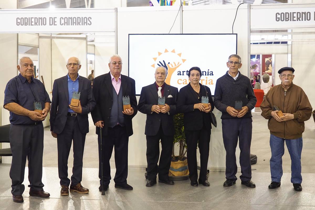 Ayer fueron homenajeados en el Recinto Ferial siete maestros artesanos, como reconocimiento a toda una vida entregada a las artes y oficios, que posibilitan preservar tradiciones propias de las Islas. Sergio Méndez