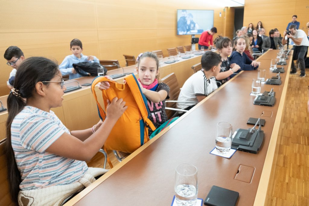 Un programa promovido por el área de Participación Ciudadana permite que niños de un centro escolar de la Isla participen en la vida política de la Corporación y transmitan sus inquietudes a los representantes institucionales. FRAN PALLERO