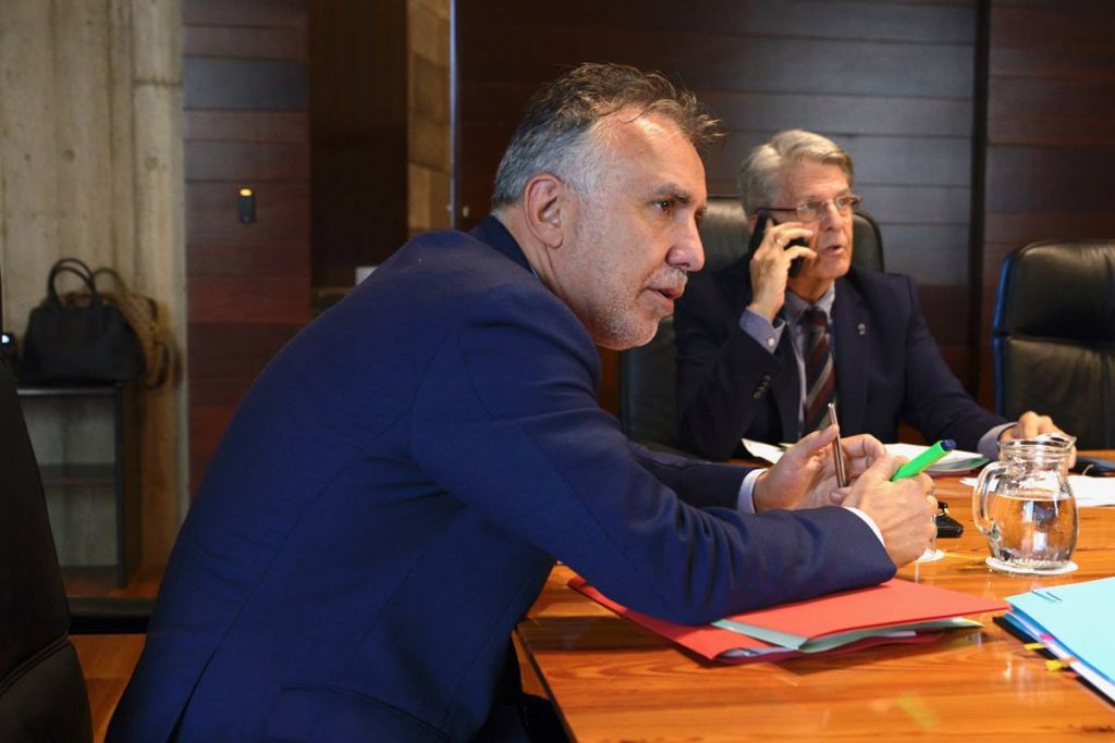 El presidente del Gobierno de Canarias, Ángel Víctor Torres, junto al consejero portavoz, Julio Pérez. DA