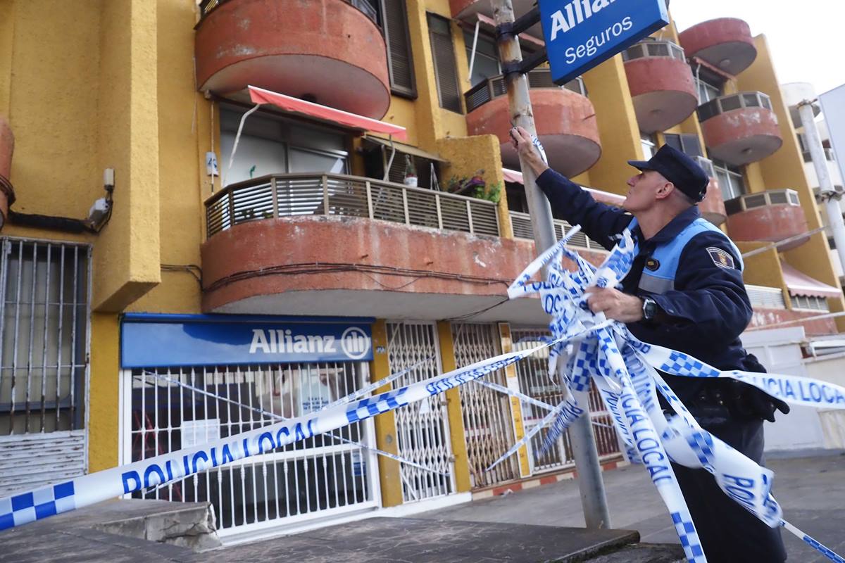 La Policía Local procedió ayer a retirar los precintos que había alrededor del edificio Dácil, al que ayer volvieron ya las seis familias residentes. S. Méndez
