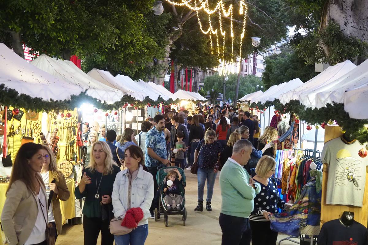 Las vías comerciales de la ciudad se llenaron de turistas y compradores. Fran Pallero