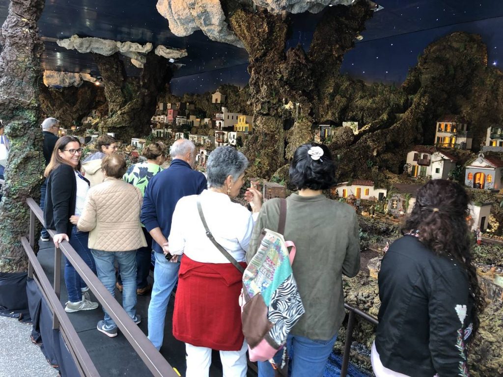 Cada día se forman colas para contemplar el nacimiento que se extiende sobre 250 metros cuadrados y en el que el visitante puede contemplar cómo se hace de noche y de día. J. C. M.